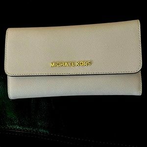 Gorgeous Michael Kors Saffiano Leather ladies wallet in light pink.